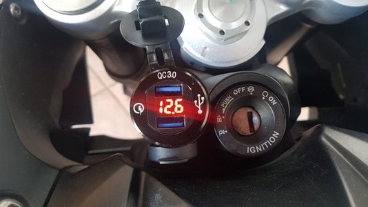 Adaptador USB Europeu Com Voltímetro Em Alumínio