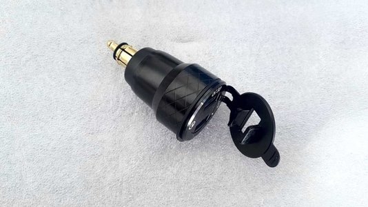 Adaptador USB Europeu Com Voltímetro Em Alumínio
